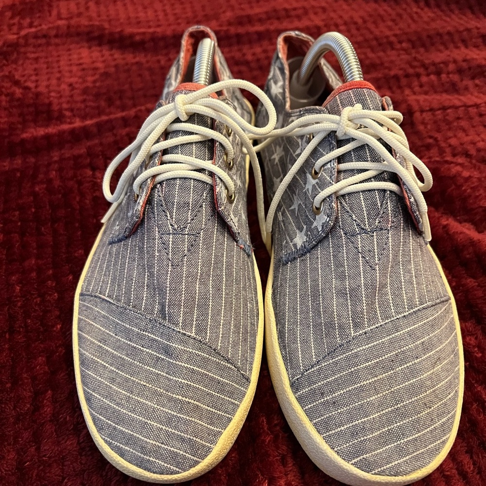 Tom’s Paseo Chambray & Stars sneakers mens 9.5